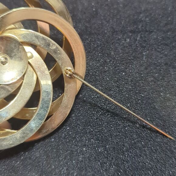 Vintage Pin Brooch Yellow Gold Tone Round Faux Pearl Domed Layered Dimensional - Picture 4 of 4